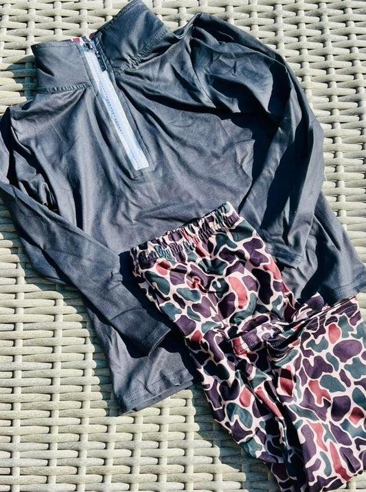 Athletic camo pant set in gray/green